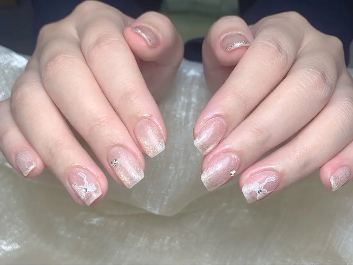 ネイル オーロラネイル チークネイル フレンチネイル ジェルネイル ガラスフレンチ ハンドネイル ハンドケア Nail Jolieのネイルデザイン