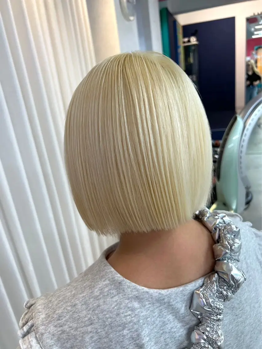 ショート カラー ブリーチ 抜きっぱなしブロンド ハイトーンカラー ヘアカラー BOX mico.のヘアスタイル