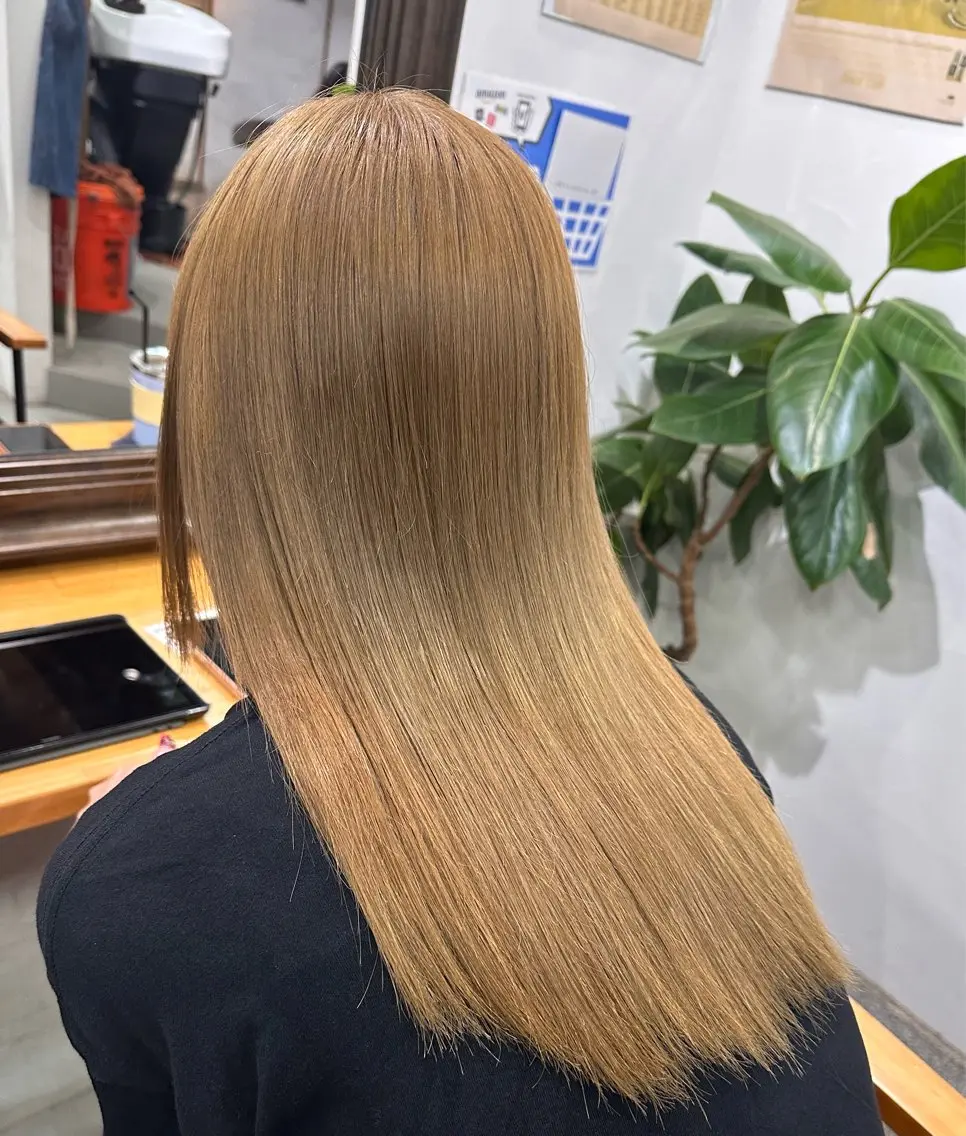 セミロング カラー まろやかなベージュ 小池春樹のヘアスタイル