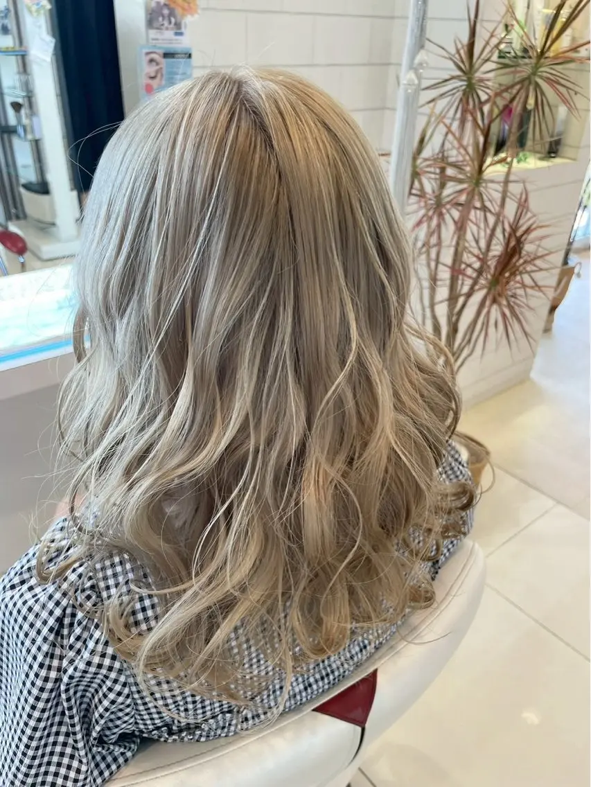 カラー ブリーチ 多田 愛咲のヘアスタイル