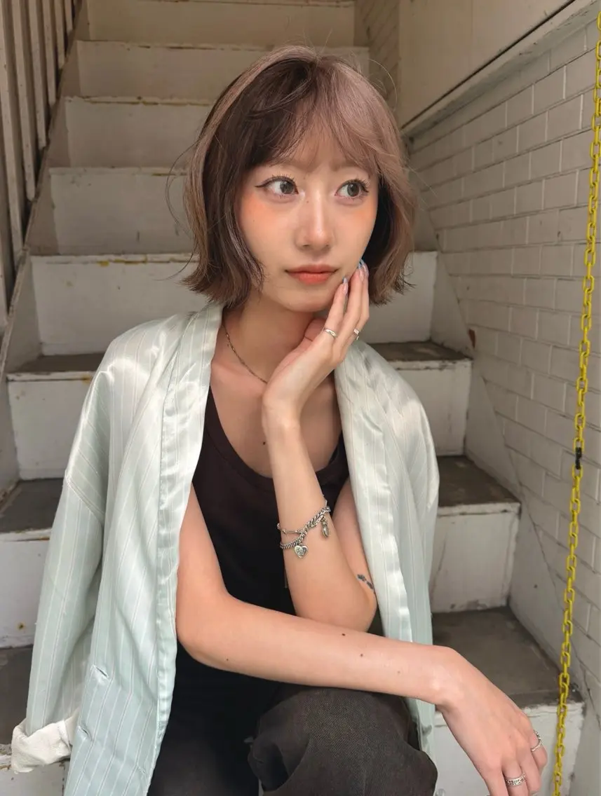 ショート カラー ベージュカラー ブリーチ ブロンド ケアブリーチ デザインカラー カット ヘアカラー トリートメント MIU/ルーツカラー 顔まわりレイヤーのヘアスタイル