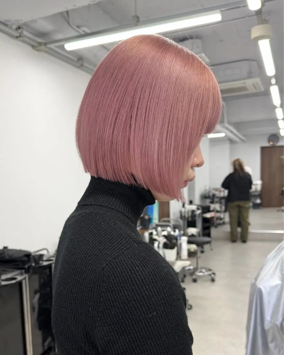ショート カラー 切りっぱなしボブ ブリーチ ハイトーンカラー ピンクカラー ボブ カット マツダ レンのヘアスタイル