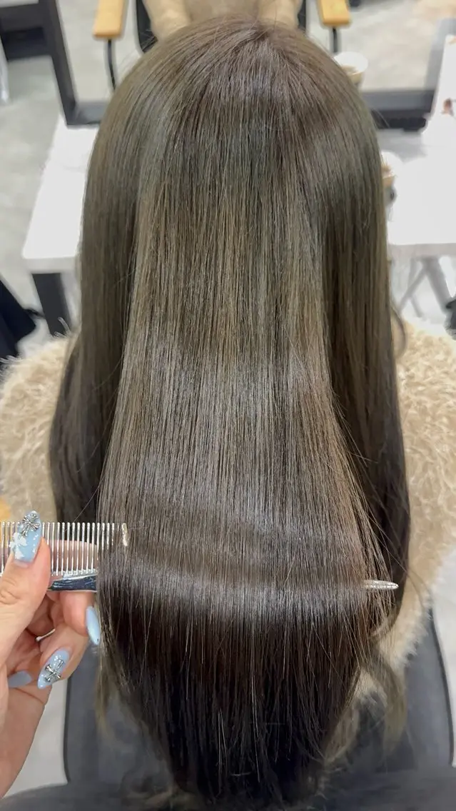 ロング カラー アッシュ アッシュブラウン ベージュカラー 黒髪 ブリーチ カット ヘアカラー トリートメント 赤み無し柔らかカラー 【梅田】madokaのヘアスタイル