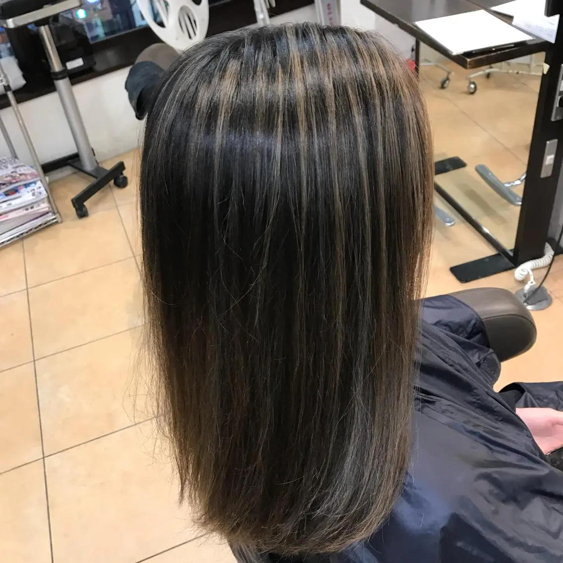 セミロング ハイライト ヘアカラー 中田 サヤカのヘアスタイル
