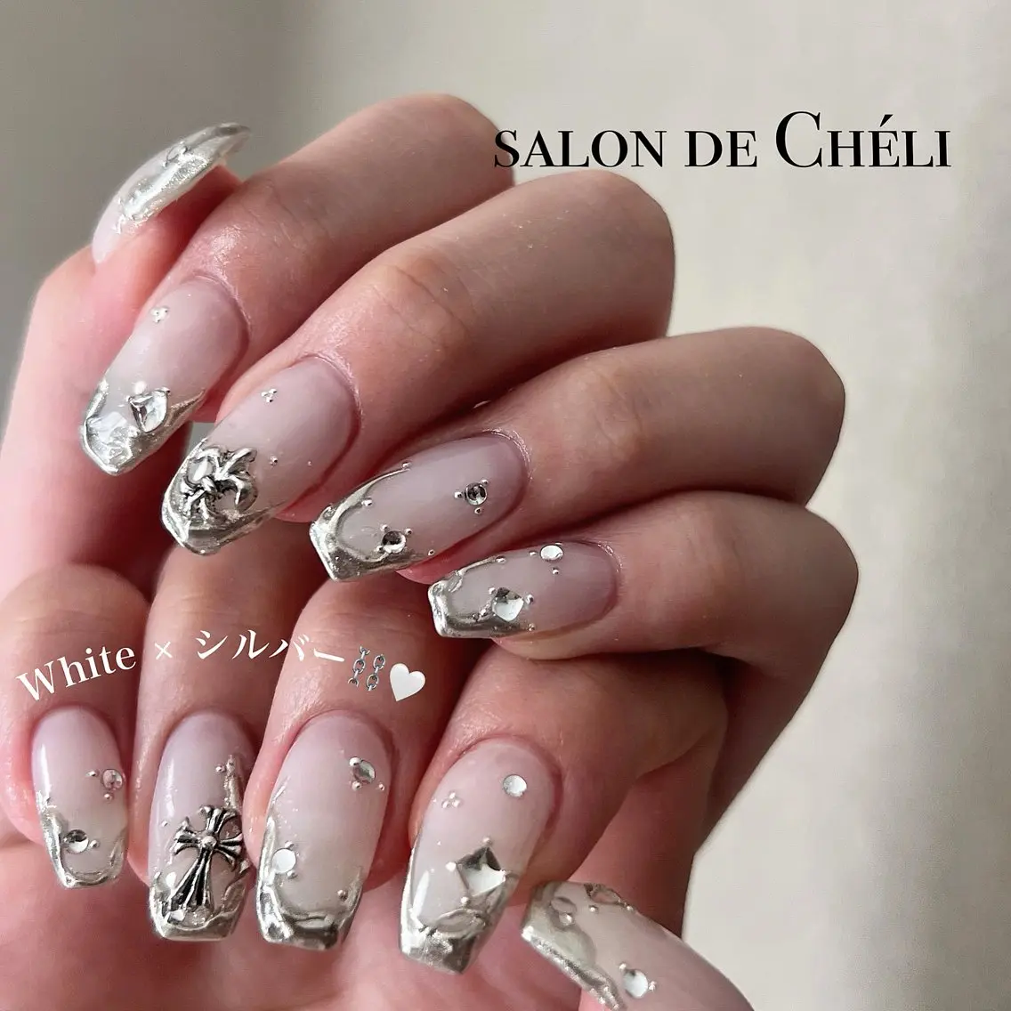 ネイル 韓国ネイル シルバー ホワイト ハンドネイル salon de Cheliのネイルデザイン