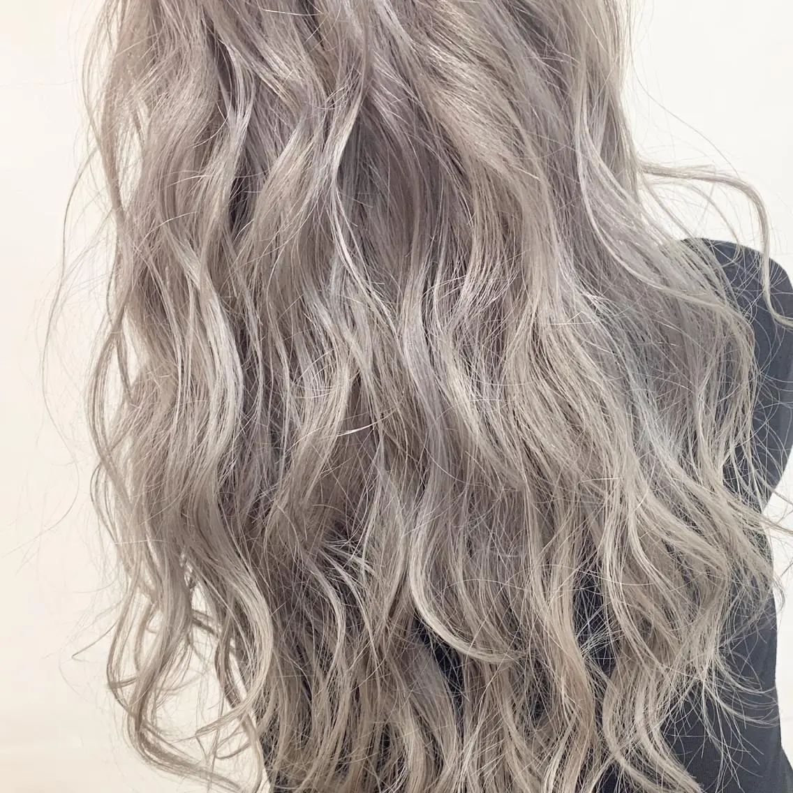 ロング カラー ベージュカラー ダブルカラー ホワイトベージュ ヘアカラー GLAD 萩原のヘアスタイル