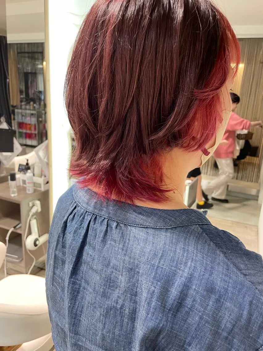 セミロング カラー レッドカラー ウルフカット ヘアカラー 松佐 ゆかりのヘアスタイル