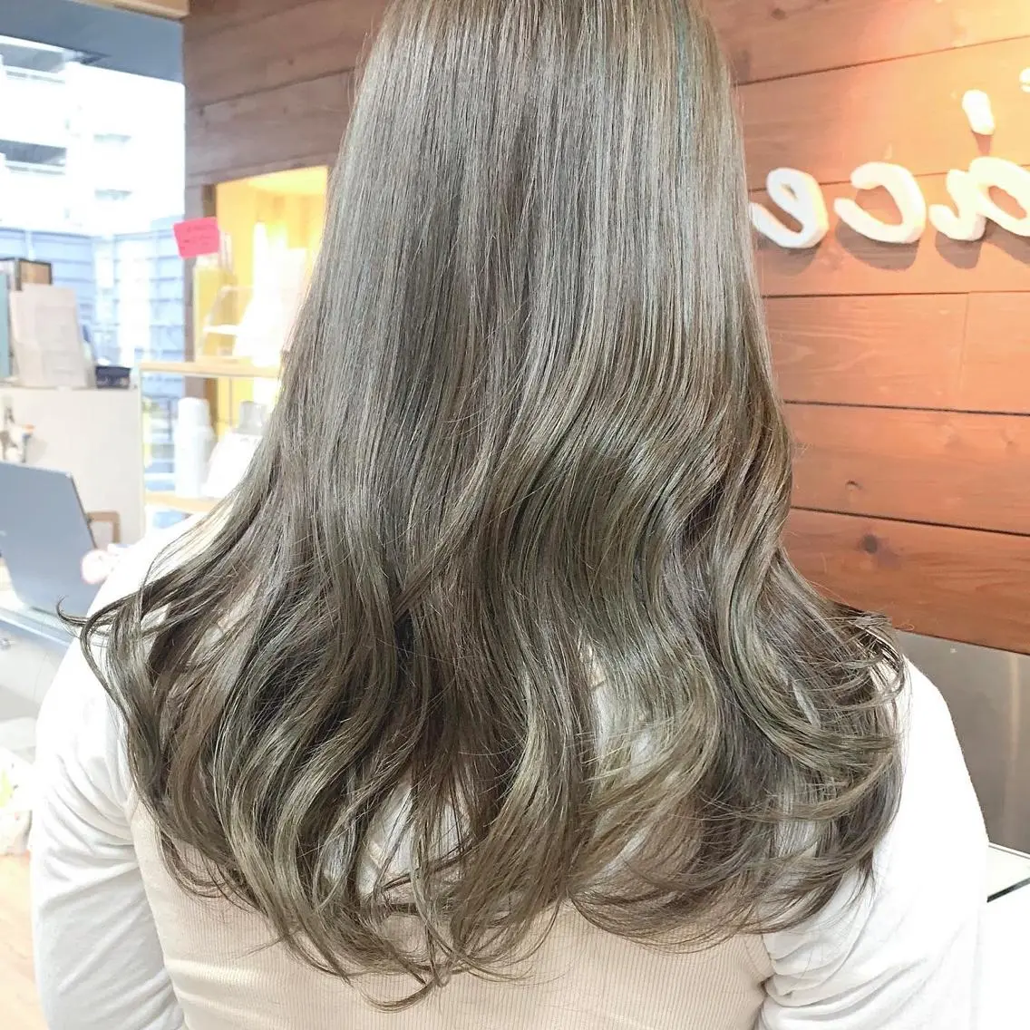 セミロング ヘアカラー 🫧艶髪カラー🫧 森本くるみのヘアスタイル