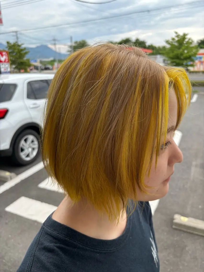 ミディアム カラー ブリーチ ハイライトカラー インナーカラー イエローカラー ハイライト ヘアカラー 山崎 南乃のヘアスタイル