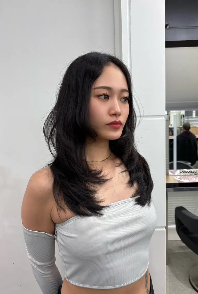 セミロング レイヤーカット カット ヘッドスパ 韓国レイヤー透明感 艶カラー美髪縮毛矯正のヘアスタイル