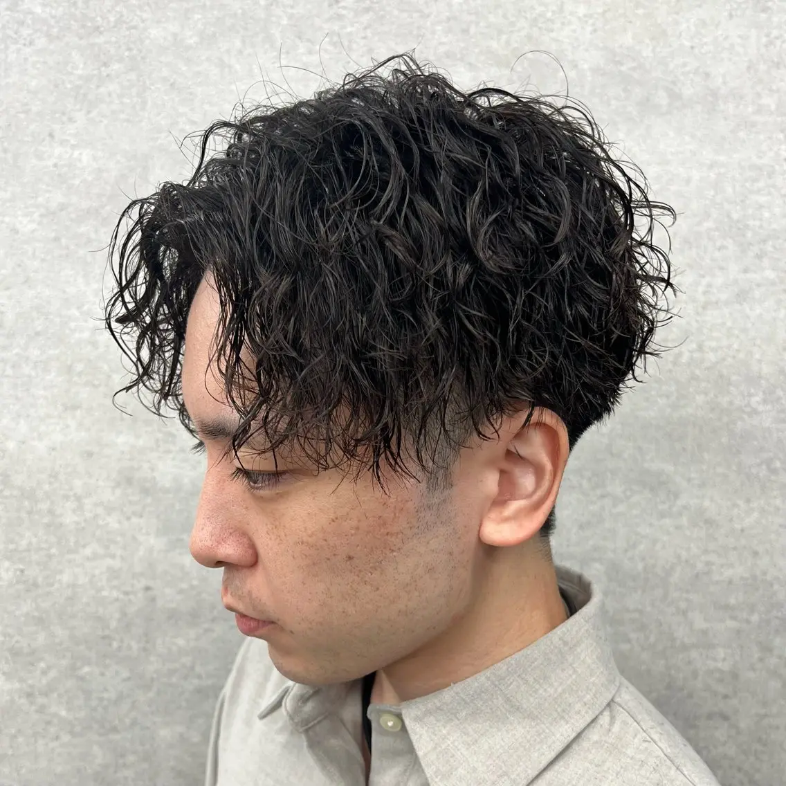 ショート カラー パーマ ヘアアレンジ メンズ センターパート メンズハイライト メンズメッシュ マッシュ メンズパーマ 仕上がり満足度No. 1🔥BLUCK🔥のヘアスタイル