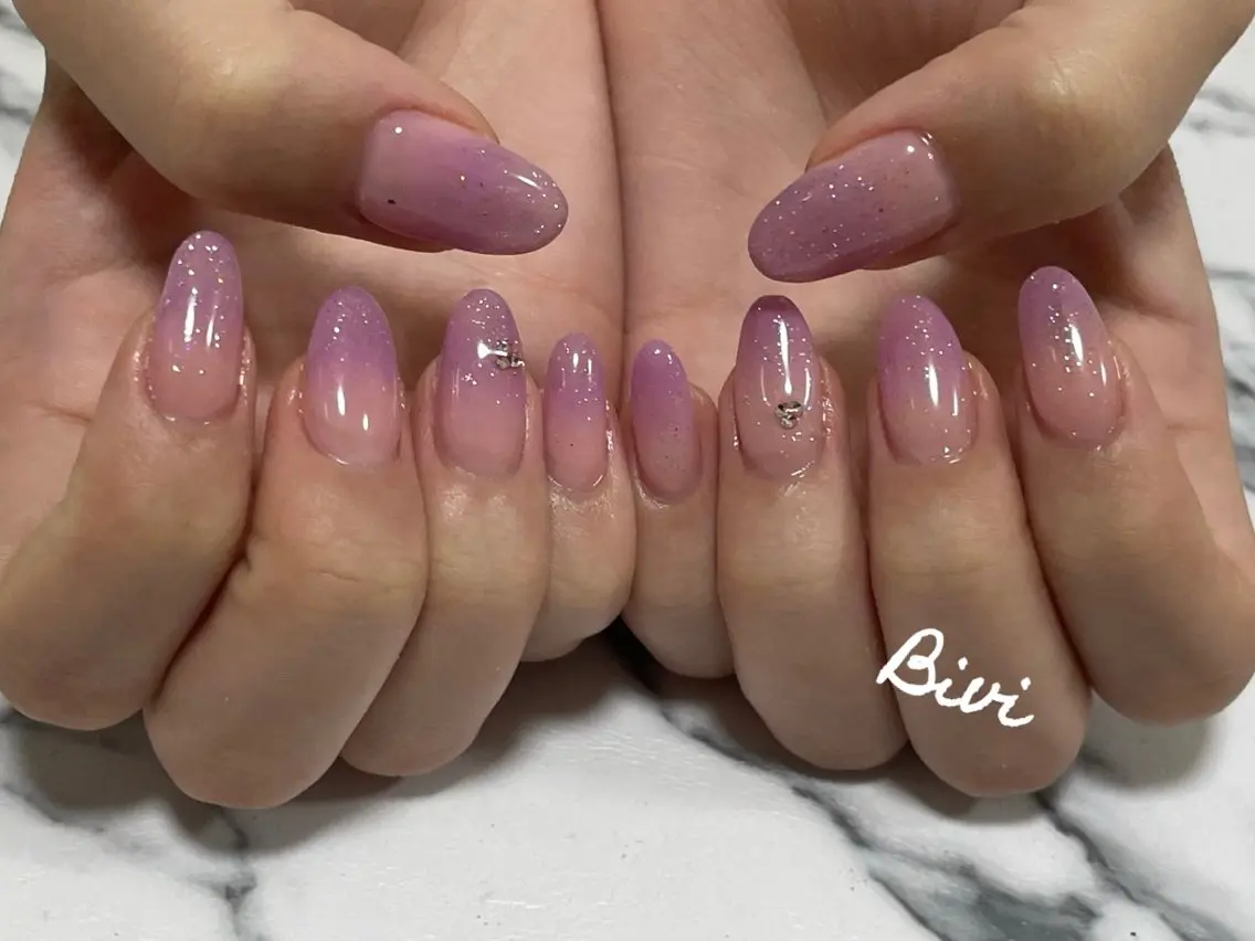 ネイル アートネイル フラッシュネイル ラメ(グリッター) 持ち込み シルバー ハンドネイル ハンドケア ♡Bivi♡自爪に 優しいネイルサロンのネイルデザイン