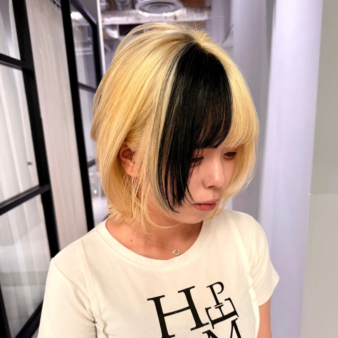 ミディアム カラー カット ヘアカラー トリートメント ハイトーンレイヤー 顔まわりSOTAのヘアスタイル