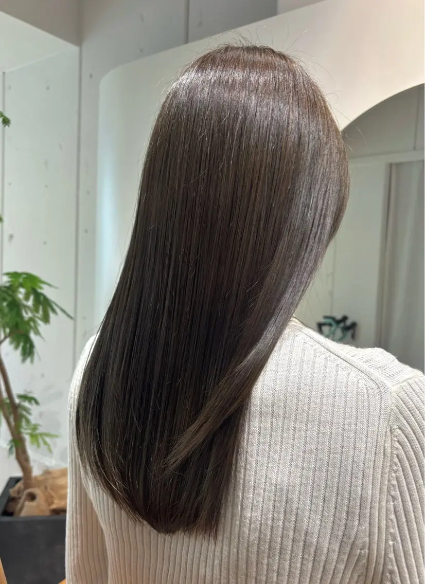 カラー 髪質改善 岡あかね ブリーチ なし透明感ベージュのヘアスタイル