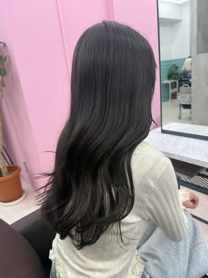 ロング カラー ダークグレー ダークグレージュ グレージュ カット ヘアカラー トリートメント M CHIHIROのヘアスタイル