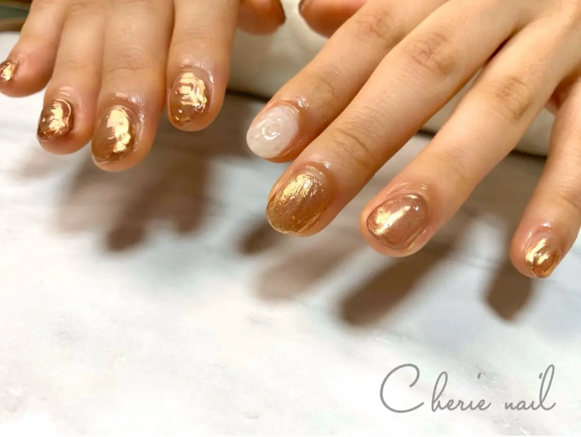 ネイル ゴールド ミラーネイル ニュアンスネイル ぷっくりネイル ハンドネイル Cherienail yunaのネイルデザイン