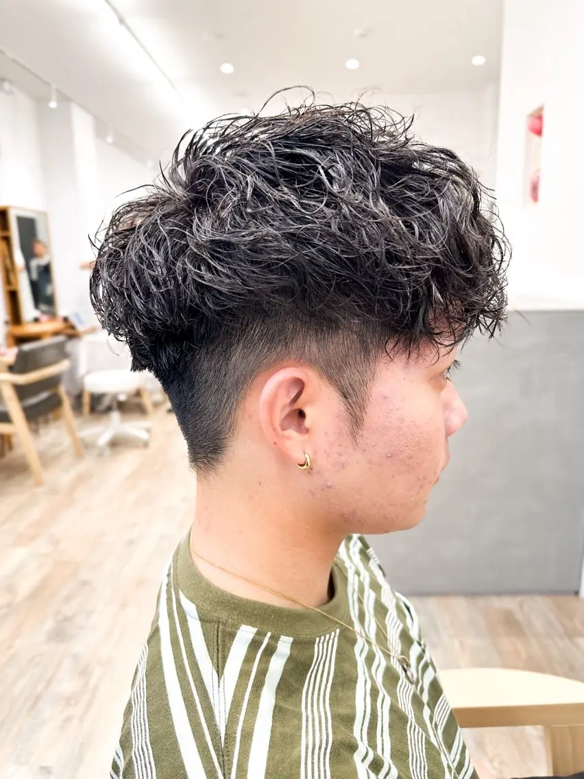 パーマ メンズ メンズパーマ スペインカール ツイストスパイラルパーマ 刈り上げ スパイラルパーマ カット パーマ ブリーチカラー🔥 パーマ【佐々木凌平】のヘアスタイル
