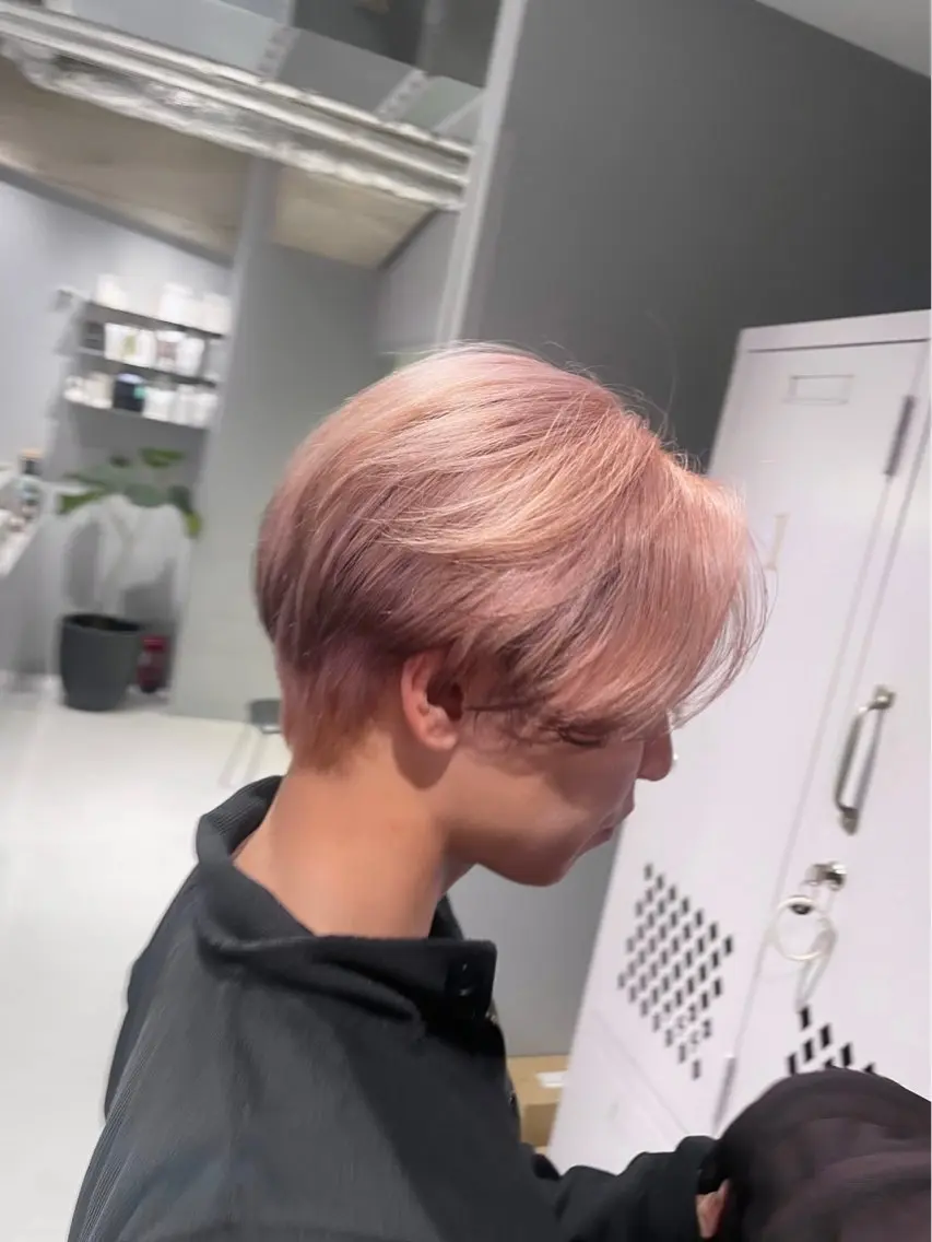 ショート カラー メンズ メンズブリーチ メンズハイライト ブリーチ ケアブリーチ デザインカラー カット ヘアカラー トリートメント NANA🦖 ハイトーンデザインのヘアスタイル