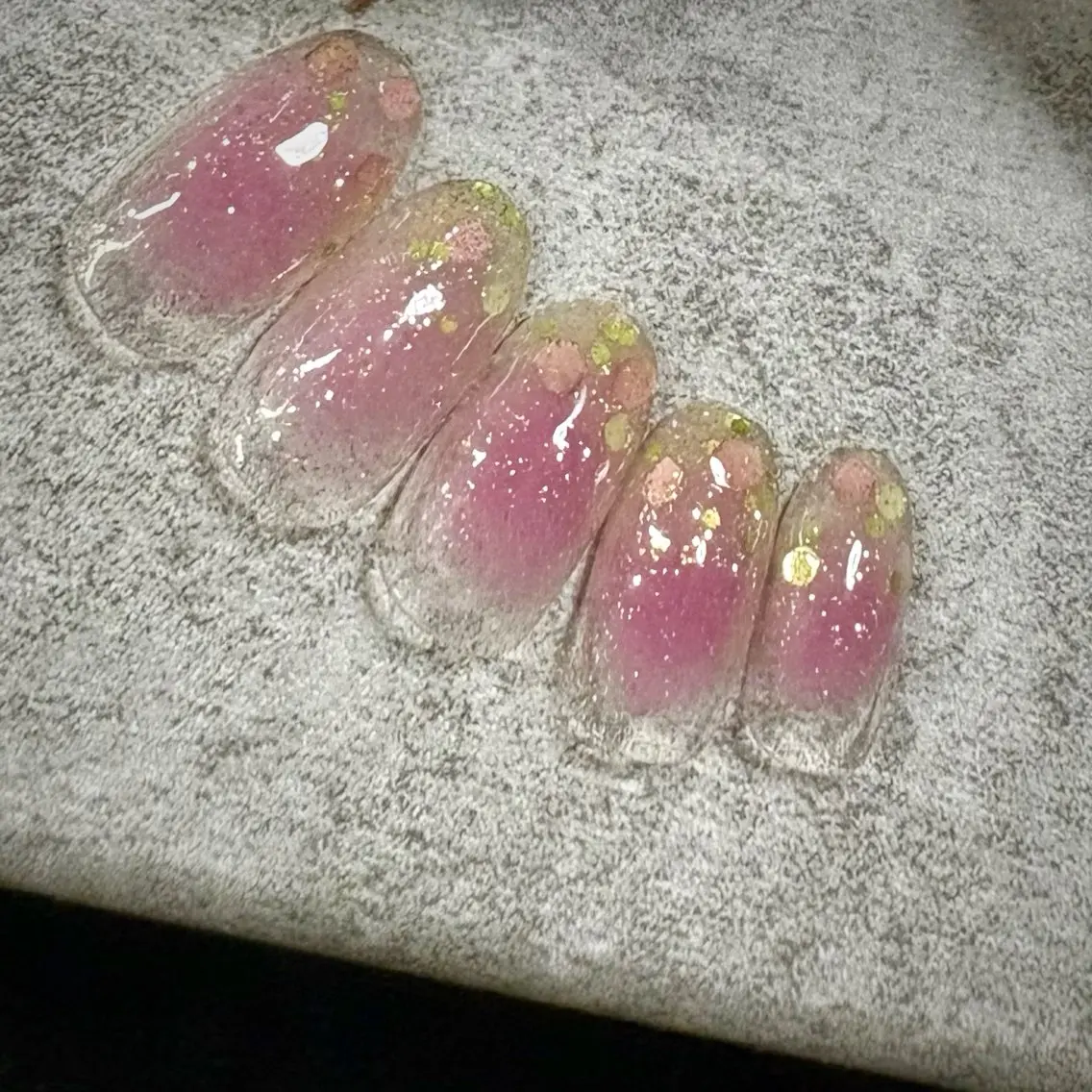 ネイル チークネイル ホログラムネイル ハンドネイル FIORITURA Maikoのネイルデザイン