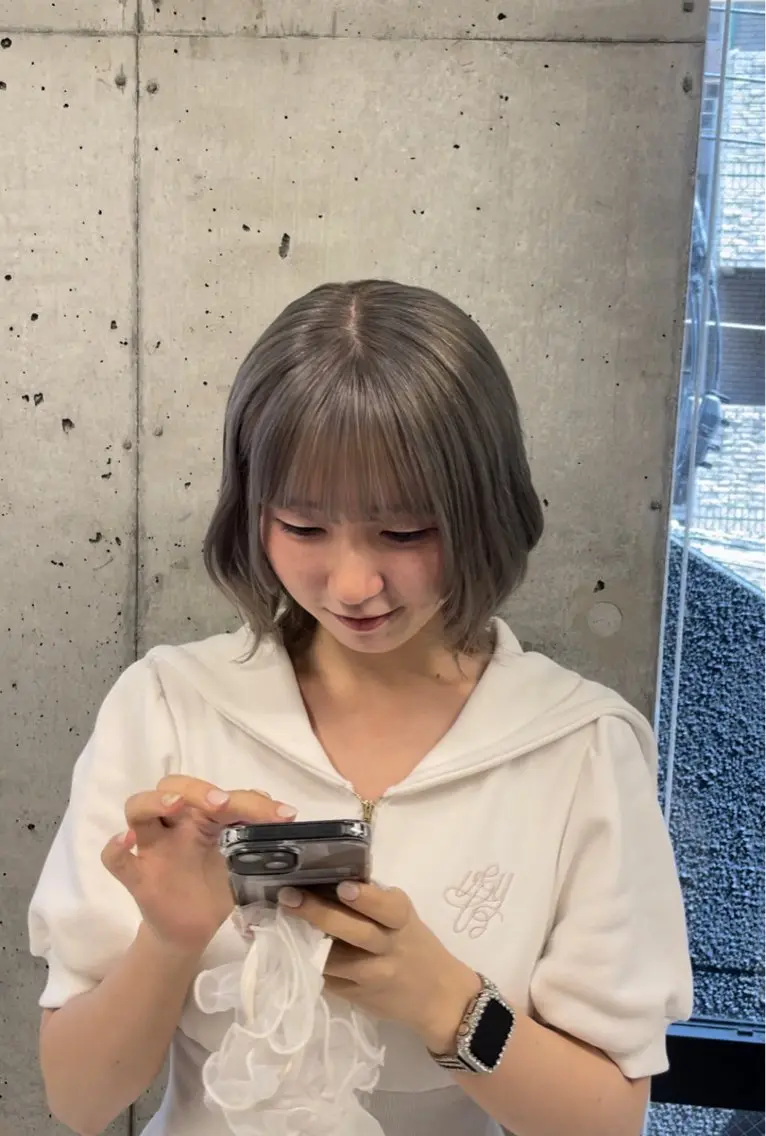 ミディアム カラー シルバー yuzuna ハイトーン 天神のヘアスタイル