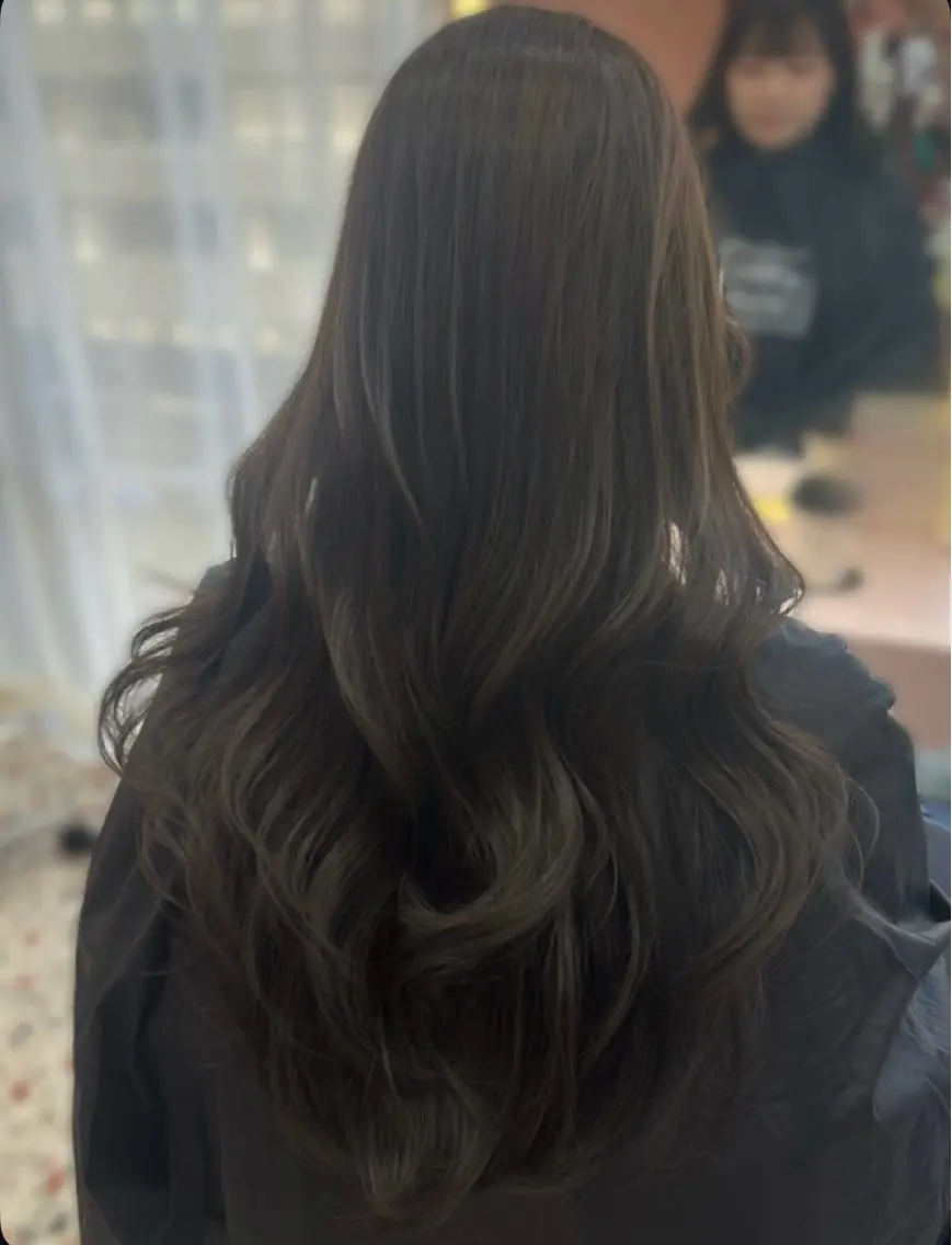 ロング カラー グレージュ オリーブグレージュ オリーブグレー ヘアカラー トリートメント 𝑴𝑶𝑲𝑨渋谷 トレンド韓国ヘア🩷のヘアスタイル