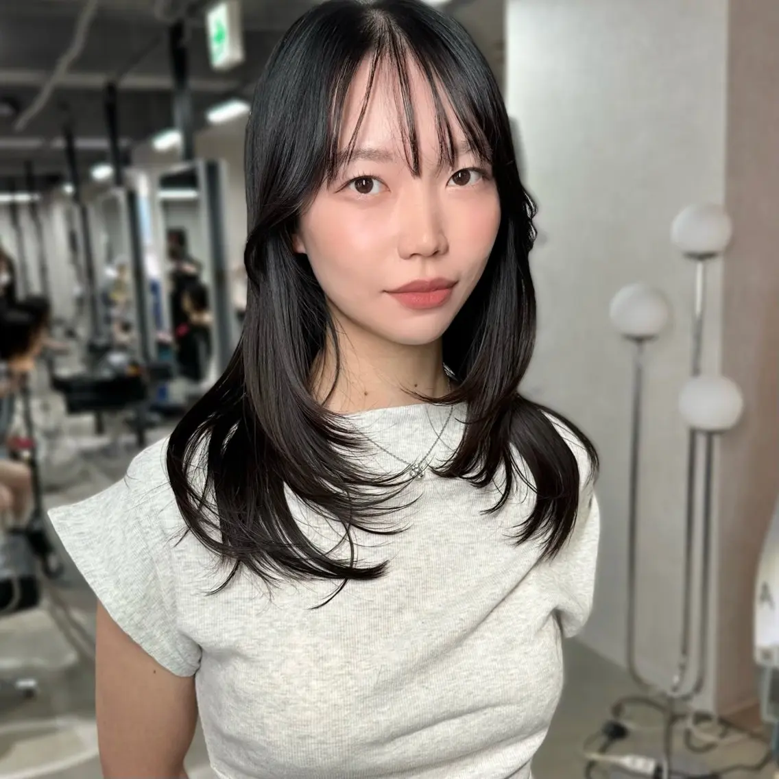 ミディアム くびれヘア 顔まわりレイヤー 顔周りカット 韓国風ヘア くびれレイヤー カット ヘアカラー トリートメント 心斎橋 韓国レイヤ ー指名No.1renのヘアスタイル