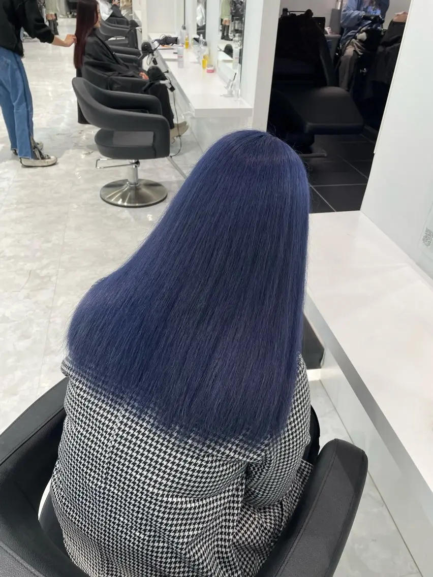 セミロング カラー ヘアアレンジ ブリーチ ブルーカラー ネイビーカラー 髪質改善 🫧モテる💗ダメー ジレスハイトーン🫧のヘアスタイル