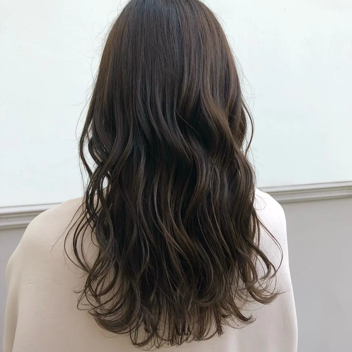 ロング カラー ベージュカラー オリーブベージュ 足立 千咲のヘアスタイル