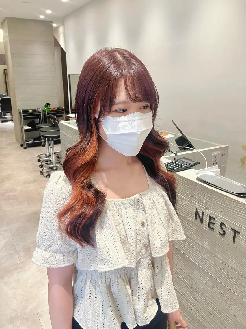 ロング カラー ブラウンカラー オレンジ オレンジブラウン ヘアカラー サキ🤍ハイトーン 🩰くびれ巻きヘアのヘアスタイル