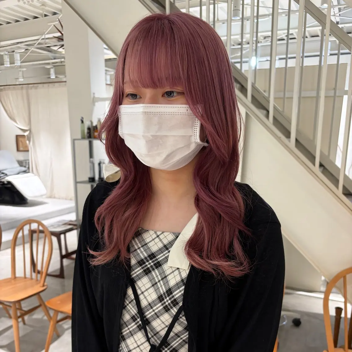 ロング カラー ピンクカラー ヘアカラー 周東 芽依のヘアスタイル