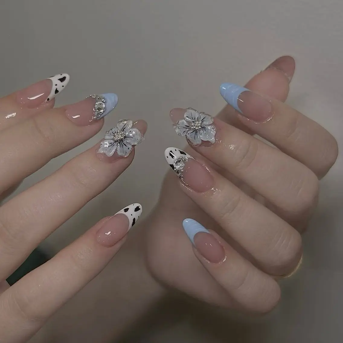 ネイル アニマル柄 ブルー フラワーネイル フレンチネイル ジェルネイル ハンドネイル Umee Nailのネイルデザイン