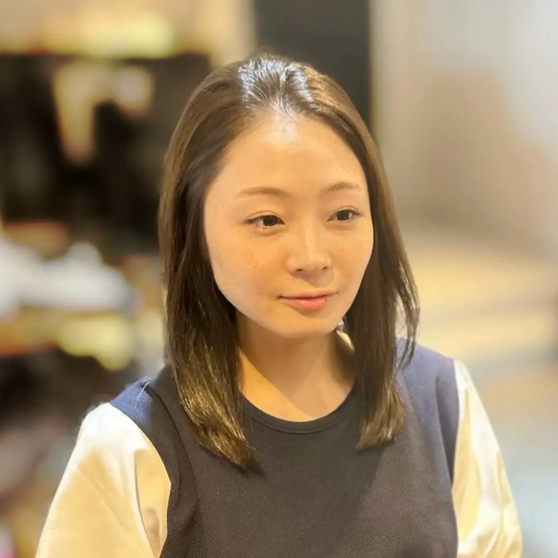 ミディアム カラー パーマ アッシュ アッシュグレー ストレートパーマ 前田 加奈子のヘアスタイル