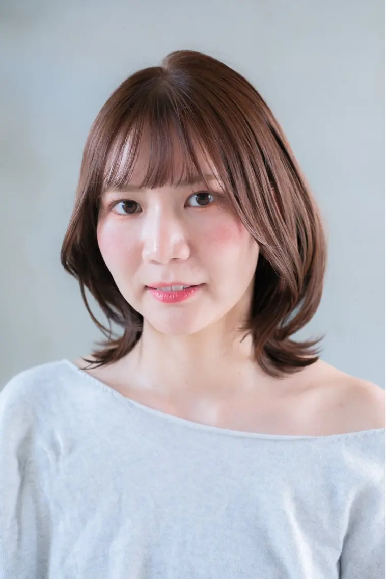 ミディアム ミディアムレイヤー くびれヘア 伸ばしかけ レイヤーカット 外ハネヘア anrio 屋宜 輝のヘアスタイル