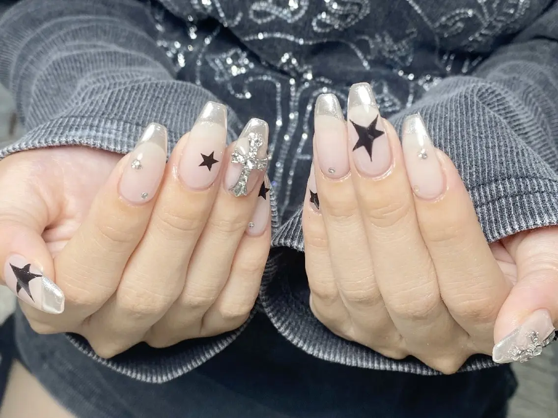 ネイル チークネイル フレンチネイル ジェルネイル ガーリー キラキラネイル ハンドネイル UM Nail Salonのネイルデザイン