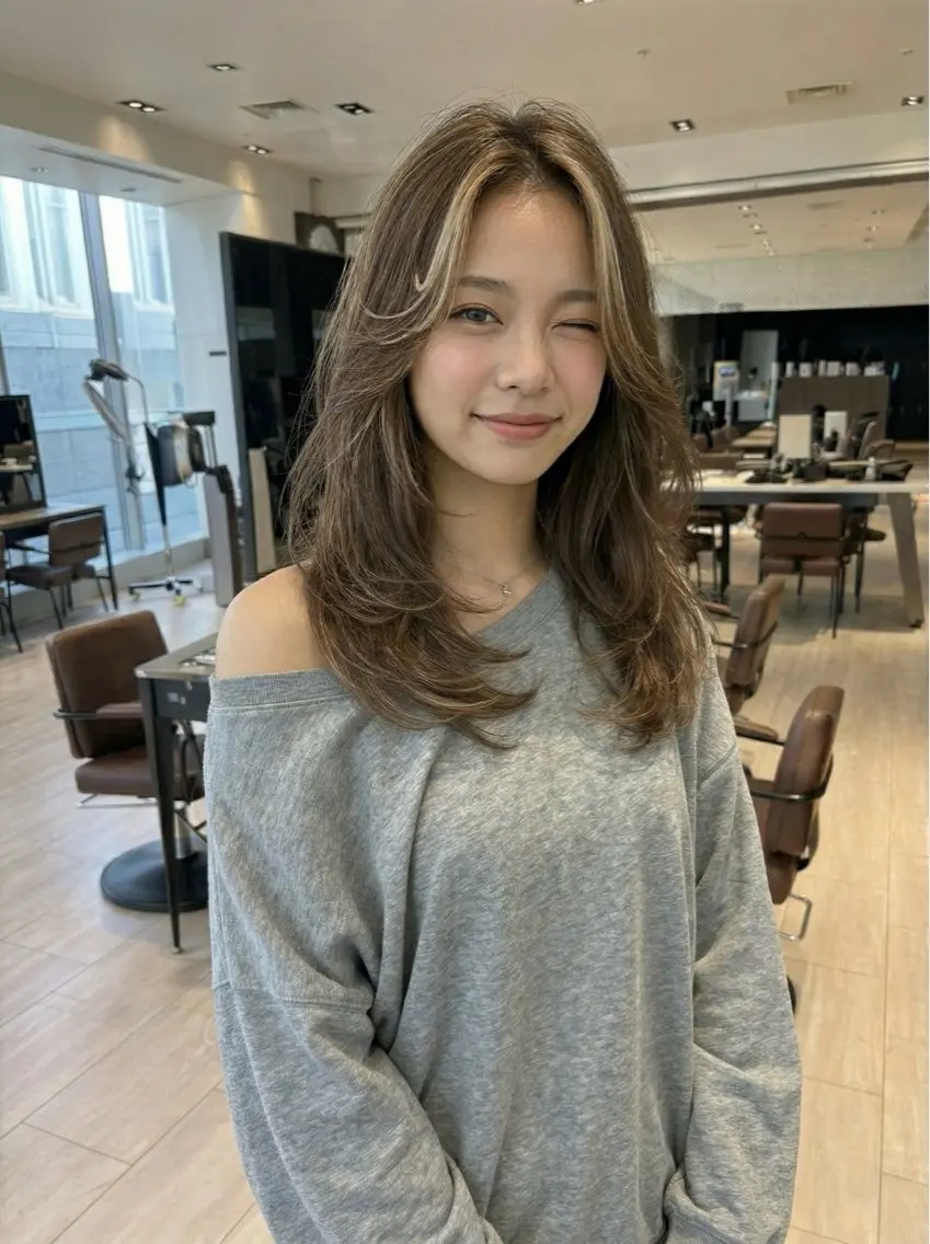 セミロング カラー ハイライトカラー ハイライト レイヤーカット ヘアカラー トリートメント SHION/銀座 まとまるカット🩵のヘアスタイル