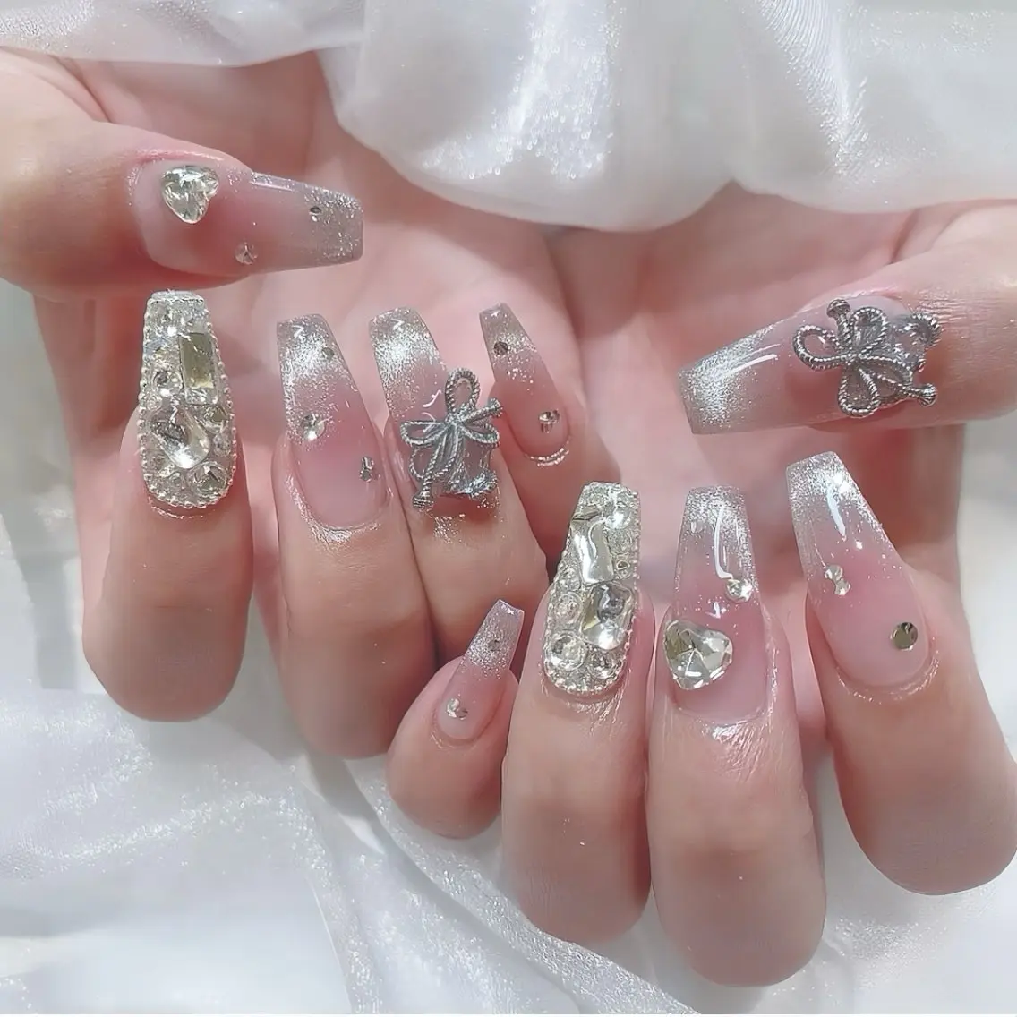 ネイル オーロラネイル チークネイル 桜ネイル クリアネイル ドット ハンドネイル Rin Nail 新大久保店のネイルデザイン