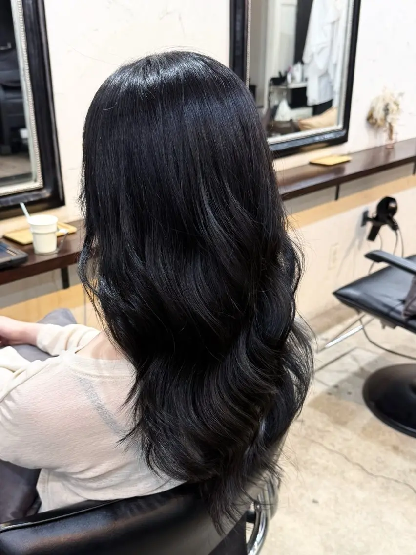 ロング カラー 黒髪 ブルーカラー ブルーブラック 韓国風ヘア ヘアカラー トリートメント 三條 朋香のヘアスタイル