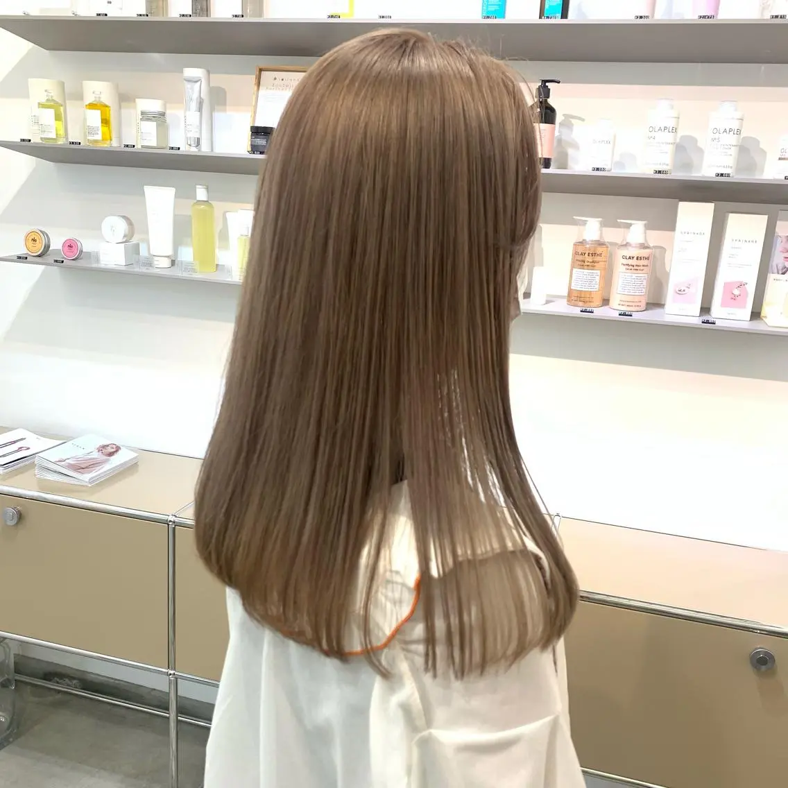 ロング カラー wakana/ 柔らかベージュカラーのヘアスタイル