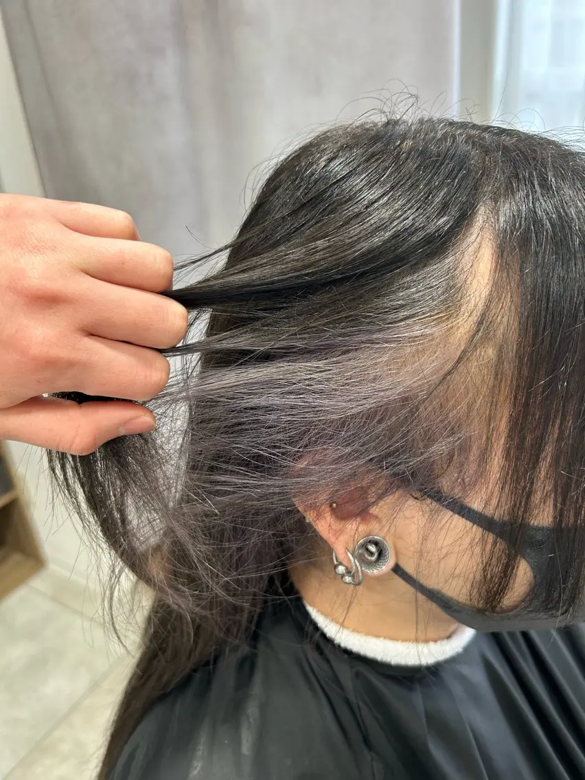 セミロング カラー メンズ シルバー 山岡 茉琳のヘアスタイル