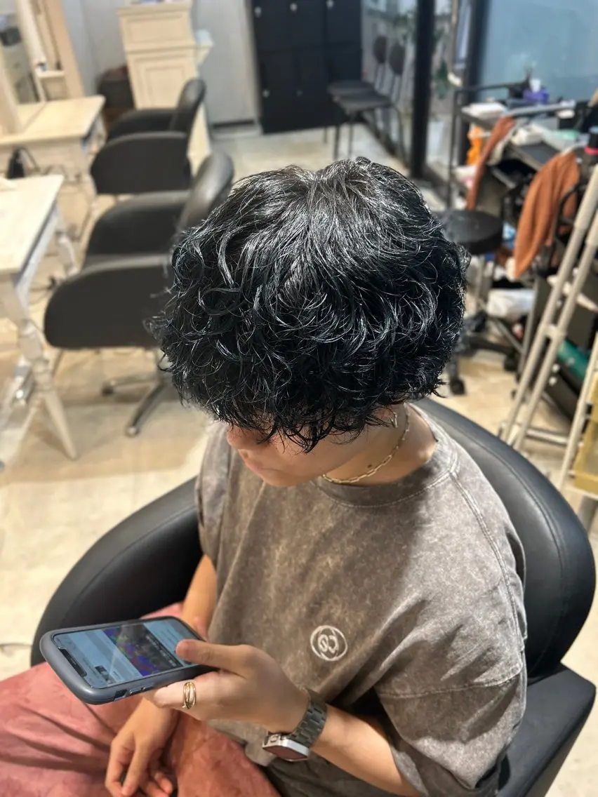 カラー パーマ メンズ メンズパーマ 黒髪 ブルーカラー ブルーブラック カット ヘアカラー パーマ ✅曲がる縮毛矯正・ メンズ縮毛/森隆之介のヘアスタイル