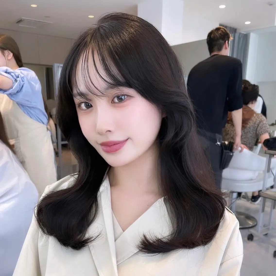 セミロング くびれヘア 韓国風ヘア くびれレイヤー レイヤーカット City/louwe 韓国レイヤーカットのヘアスタイル