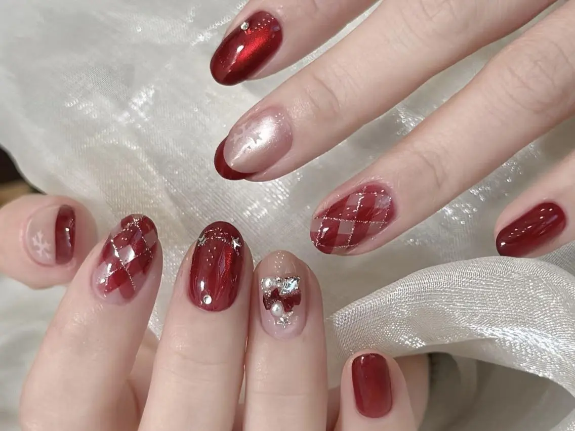 ネイル アートネイル ボルドー ジェルネイル ガーリー ミディアムネイル ハンドネイル ハンドケア Lily ✨のネイルデザイン