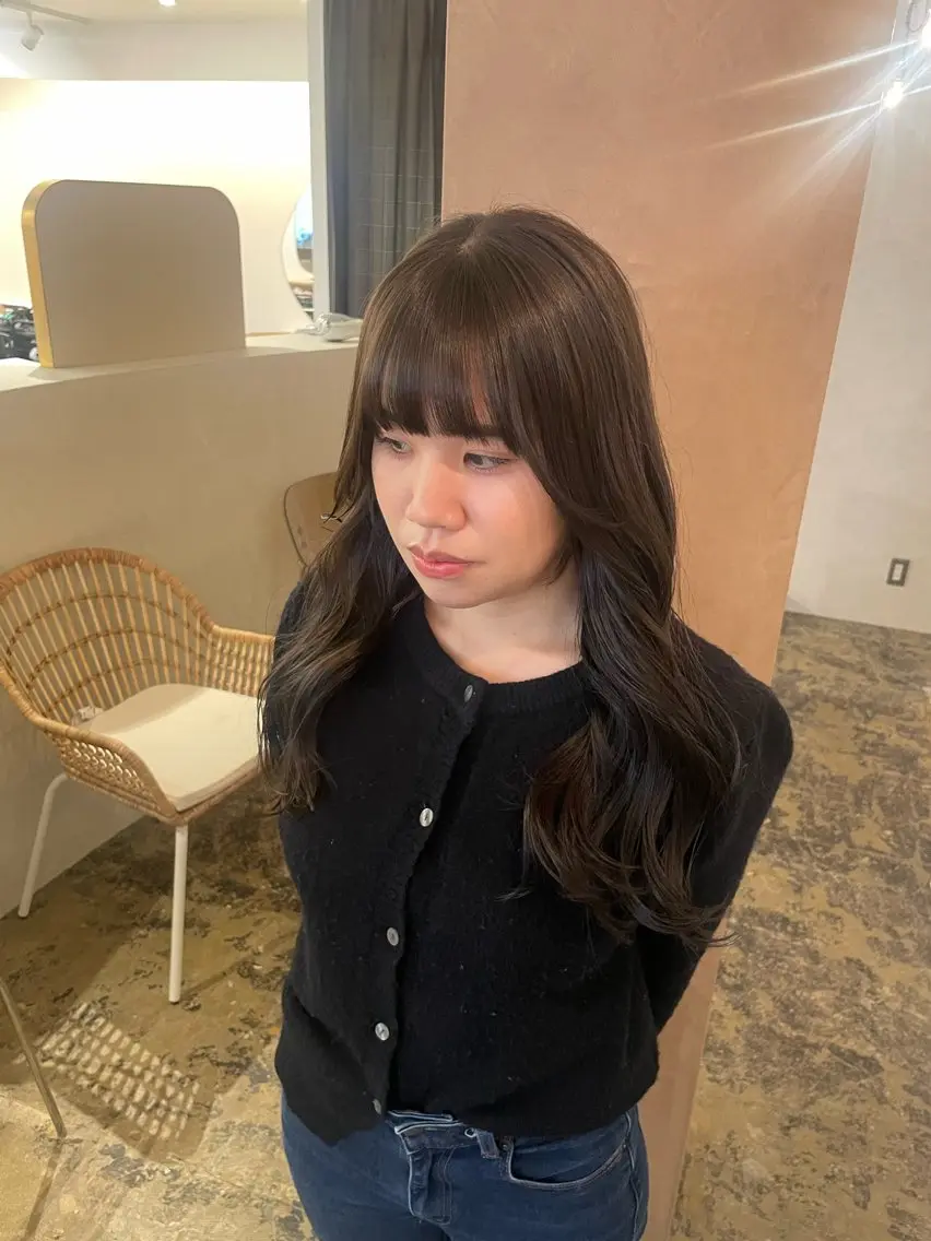 ロング カラー 透明感カラー グレージュ オリーブグレージュ オリーブグレー 顔周りカット カット ヘアカラー トリートメント 梅田｜赤み消しオリー ブ/顔まわりレイヤーのヘアスタイル