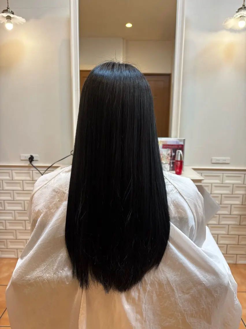 カラー 黒髪 ブルーカラー ブルーブラック ヘアカラー 荒牧 咲良のヘアスタイル