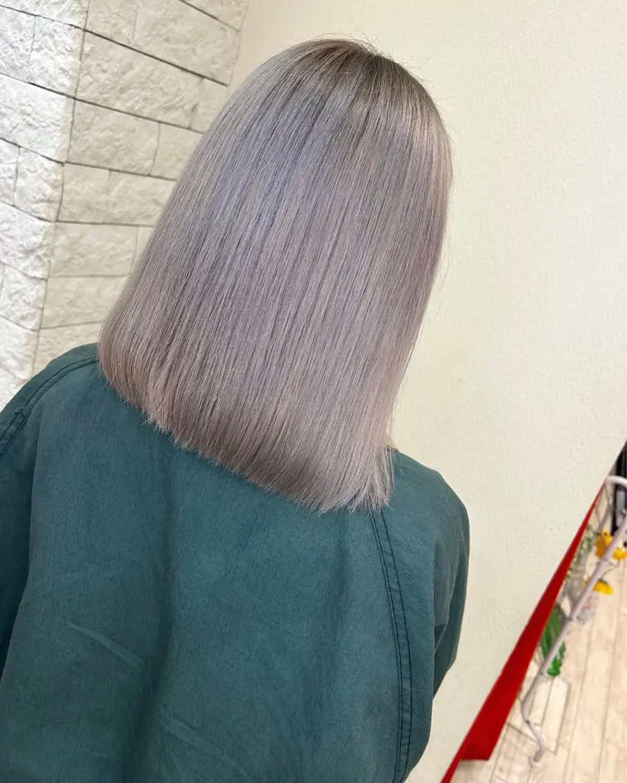 ミディアム カラー ヘアアレンジ ベージュカラー ハイトーンカラー ハイトーンベージュ シルバー ホワイトシルバー カット ヘアカラー 今村公介 ブリーチ特化、派手髪のヘアスタイル