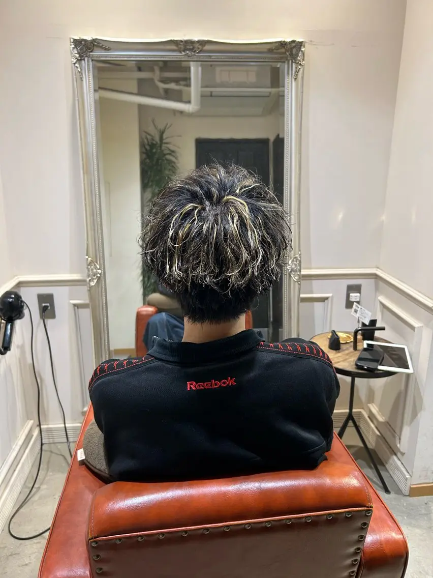 ショート カラー パーマ メンズ 新谷 虎太郎のヘアスタイル
