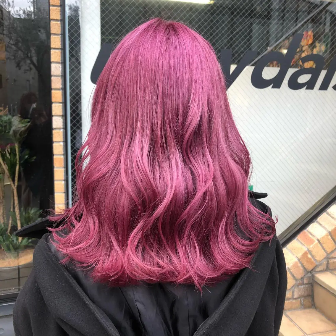 ミディアム カラー パーマ ヘアアレンジ ブリーチ ピンクカラー カット ヘアカラー トリートメント ヘアセット 八巻 晴香のヘアスタイル