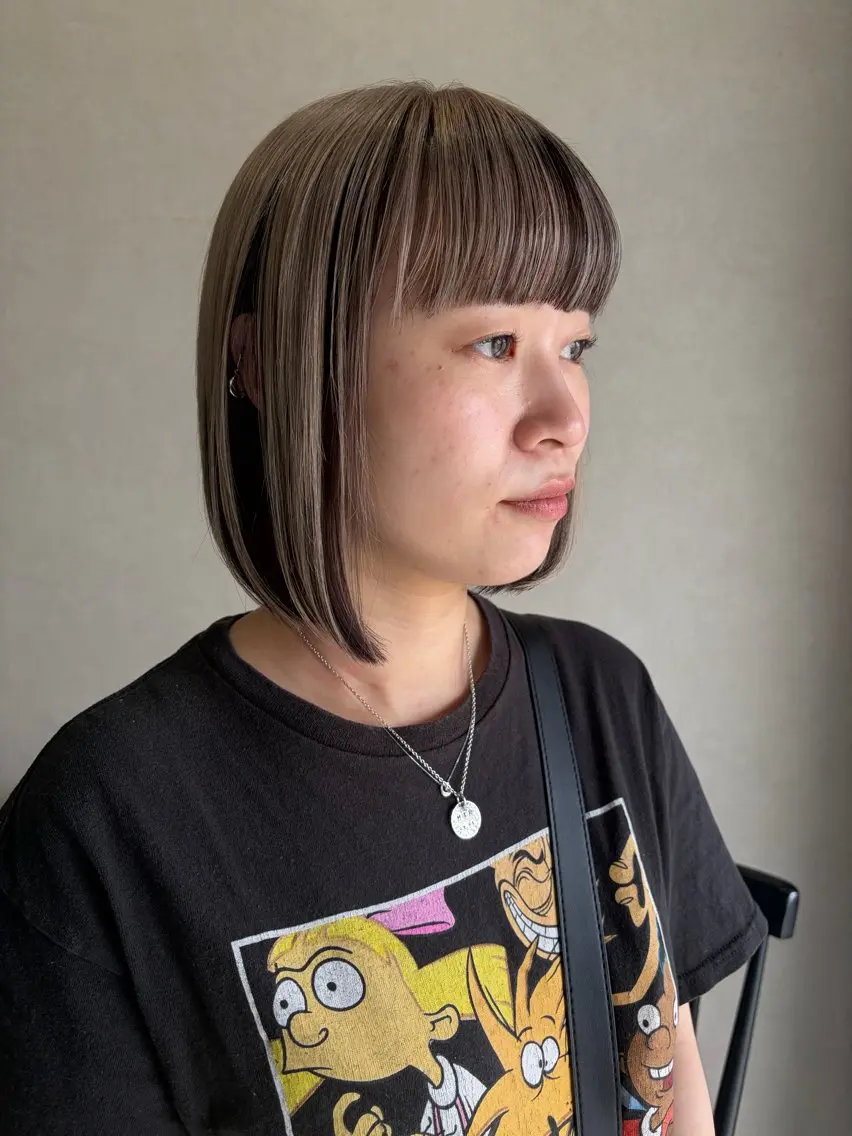 ミディアム カラー ベージュカラー デザインカラー ホワイトベージュ カット ヘアカラー トリートメント 佐々木 愛実のヘアスタイル