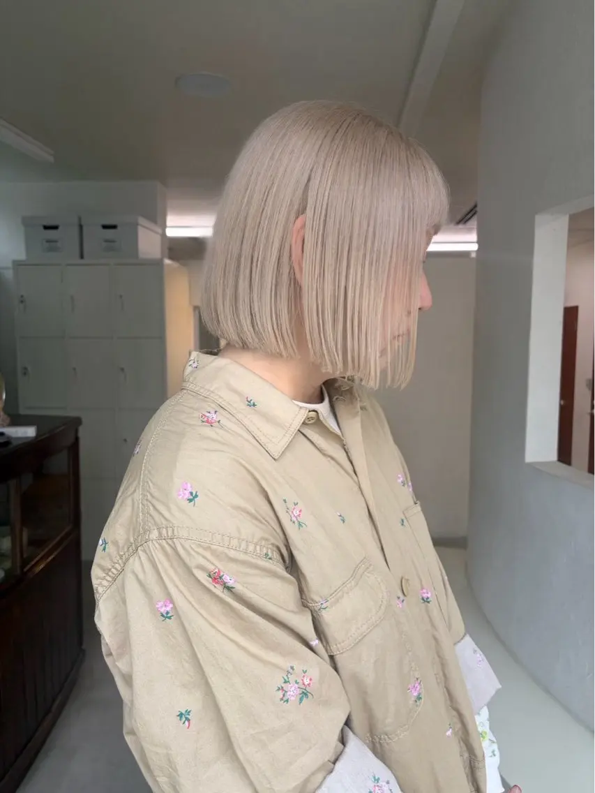 ミディアム カラー ベージュカラー ブリーチ ケアブリーチ ハイトーンカラー ハイトーンベージュ ハイトーン/デザイン 小林美咲のヘアスタイル