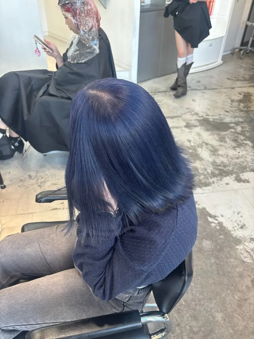 ミディアム カラー 切りっぱなしボブ ブルーカラー デザインカラー ダブルカラー ラベンダーカラー ヘアカラー レイヤー sala 推しカラー職人🎀のヘアスタイル